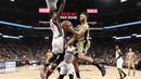 Pemain San Antonio Spurs, Kyle Anderson (1) mencoba melakukan lay up saat dihadang pemain Miami Heat, Hassan Whiteside (21) pada lanjutan NBA di AT&T Center, Texas, Kamis (24/3/2016).  (Reuters/ Soobum Im-USA TODAY Sports)