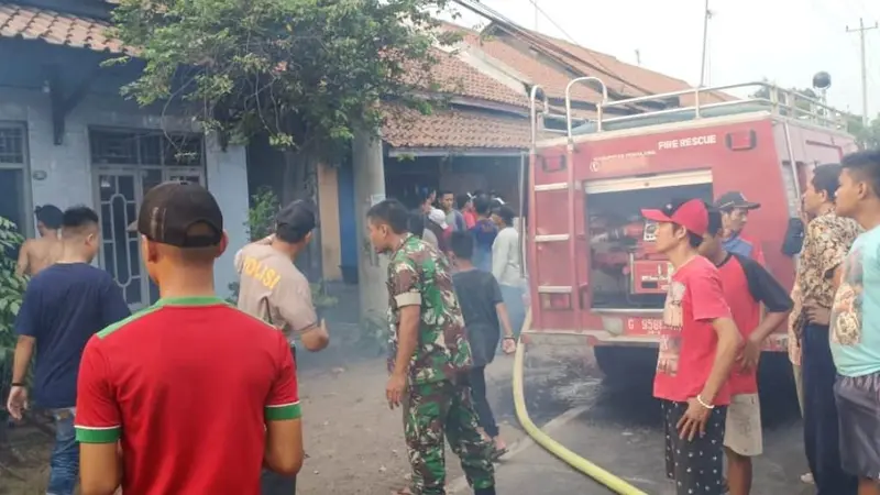 Di Pemalang, seorang pria pengidap gangguan jiwa tewas terbakar dalam kondisi terpasung bersama dengan terbakarnya rumah. (Foto: Liputan6.com/Polres Pemalang/Muhamad Ridlo)