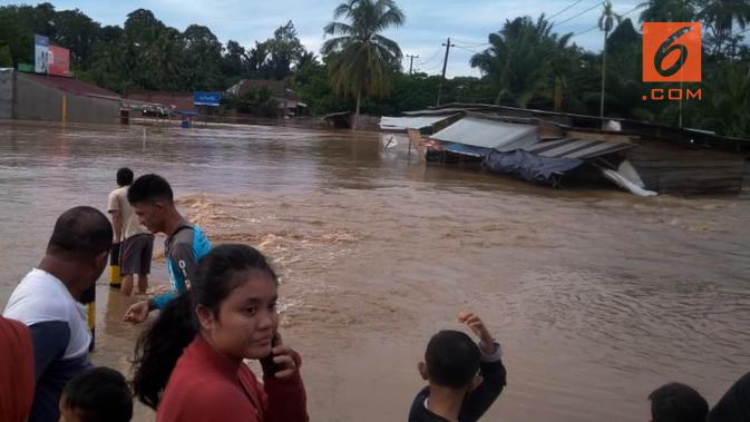 Luapan banjir yang melanda Bengkulu mengakibatkan ratusan rumah mengalami rusak dan hilang terbawa arus (Liputan6.com/Yuliardi Hardjo)