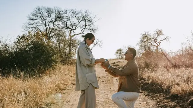 Darma Mangkuluhur Melamar Kekasihnya Patricia Schuldtz di Savana Afrika Selatan. [@darmamh]