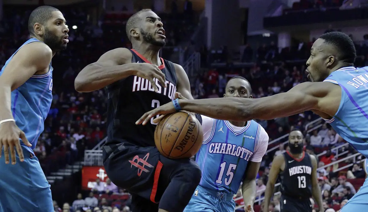 Pebasket Houston Rockets, Chris Paul, berusaha melewati pebasket Charlotte Hornets, Dwight Howard, pada laga NBA di Stadion Toyota Center, Kamis (14/12/2017). Houston Rockets menang 108-96 atas Charlotte Hornets. (AP/Michael Wyke)