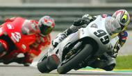 Jeremy McWilliams (99) mengendarai motor Proton 500cc 2-tak pada MotoGP 2002. (ANTONIO SCORZA / AFP)