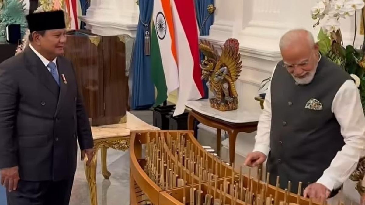 Momen PM Modi Belajar Main Angklung Bersama Prabowo