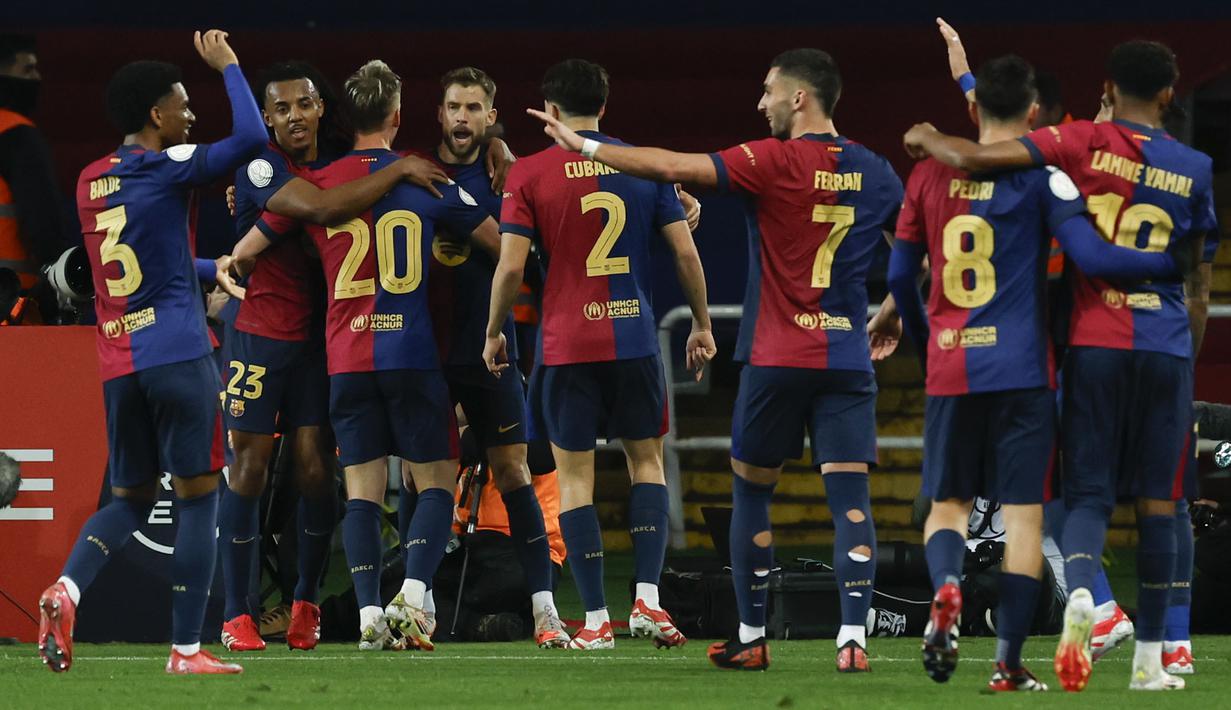<p>Pemain Barcelona merayakan gol ke gawang Atletico Madrid yang dicetak oleh Inigo Martinez dalam laga leg 1 semifinal Copa del Rey 2024/2025 di Estadi Olimpic Lluis Companys, Barcelona, Rabu (26/02/2025) dini hari WIB. (AP Photo/Joan Monfort)</p>