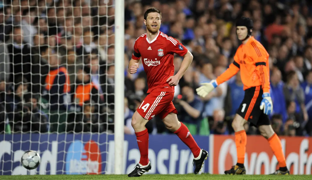 Xabi Alonso - Gelandang Timnas Spanyol ini dijual Liverpool ke Real Madrid pada 2009 dengan transfer senilai 34,5 juta euro. (AFP/Adrian Dennis)