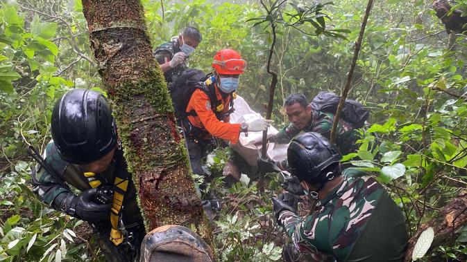 Perjuangan 30 Jam: Evakuasi Jenazah Korban ATR 42-500 dari Jurang Bulusaraung