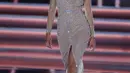 Miss South Africa Demi-Leigh Nel-Peters, sekaligus perebut crown Miss Universe di Las Vegas, Minggu, (26/11). Ia memakai gaun dengan belahan di tengah yang tinggi.