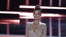 Miss South Africa Demi-Leigh Nel-Peters, sekaligus perebut crown Miss Universe di Las Vegas, Minggu, (26/11). Ia memakai gaun dengan belahan di tengah yang tinggi.
