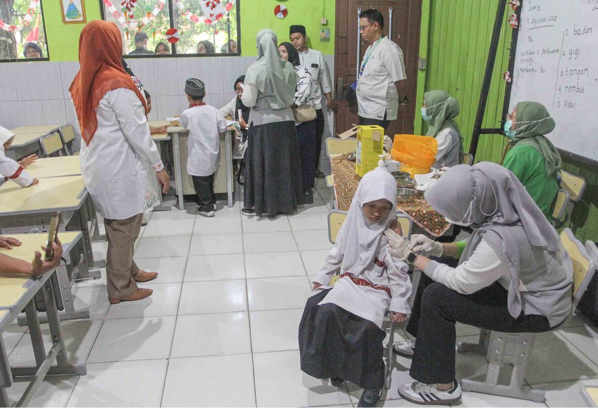 FOTO: Antusias Siswa SD Ikuti Imunisasi Massal BIAS 2025