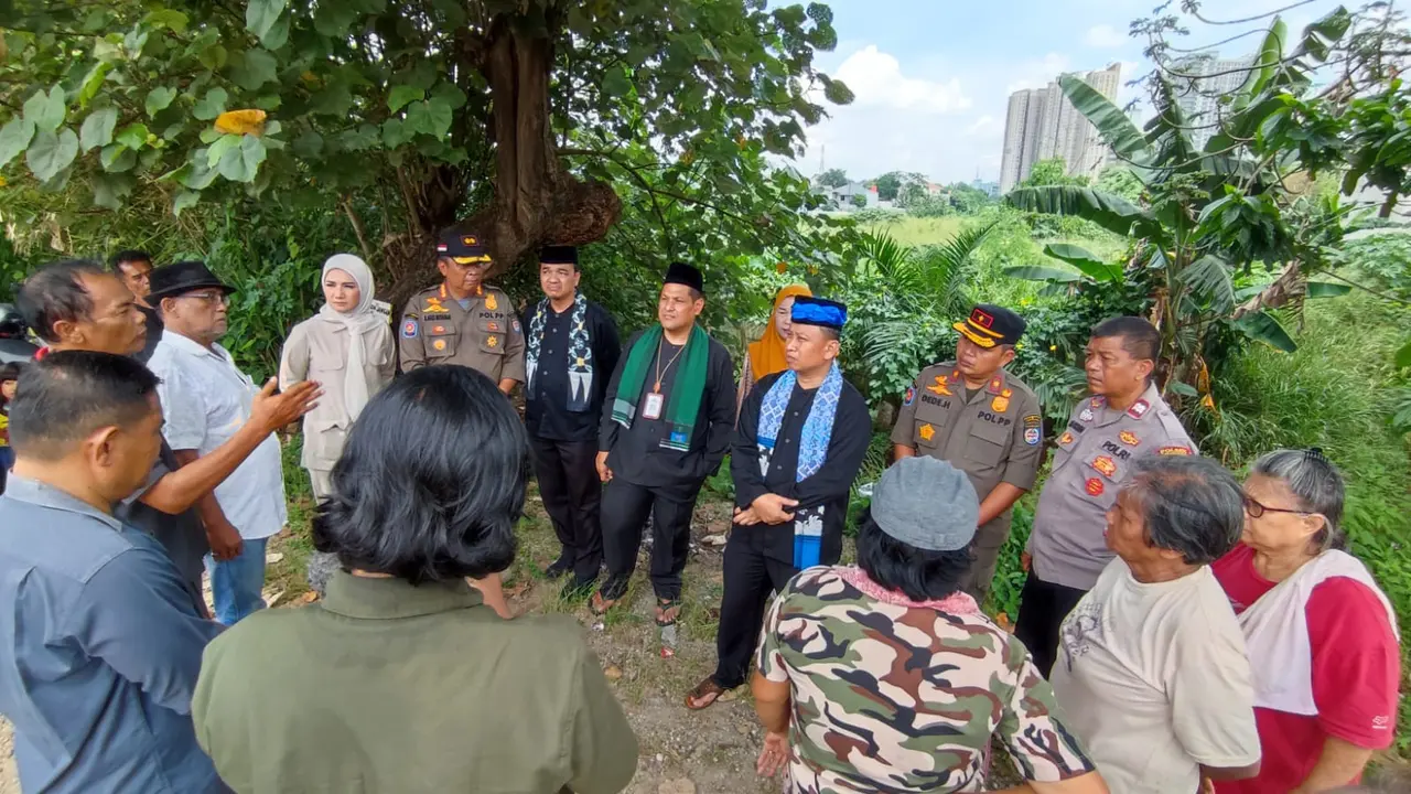 Wali Kota Depok, Supian Suri saat meninjau Kampung Baru, Cimanggis, Depok (Liputan6.com/Dicky Agung Prihanto)