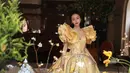 Tampil seperti Belle di film Beauty and the Beast, Angelababy mengenakan ball gown dari Elie Saab. Potongan puff sleeve memberikan volume yang penuh di bagian bahu.