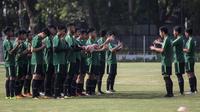 Para pemain Timnas Indonesia U-19 melakukan yel-yel sebelum latihan di Lapangan ABC Senayan, Jakarta, Selasa (18/9/2018). Latihan ini merupakan persiapan jelang Piala AFC U-19. (Bola.com/Vitalis Yogi Trisna)
