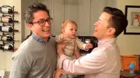 Bayi ini bingung saat bertemu dengan kembaran identik ayahnya sendiri