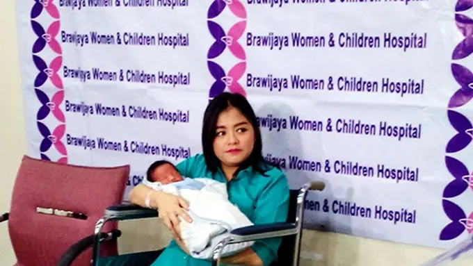 Tika Ramlan dan anak keduanya.