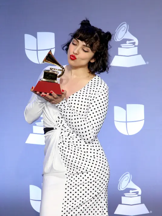 Penyanyi Chile Mon Laferte menunjukkan piala penghargaan Latin Grammy Awards 2019 di MGM Grand Garden Arena, Las Vegas, Amerika Serikat, Kamis (14/11/2019). Mon mendedikasikan kemenangannya untuk rakyat Chile. (Gabe Ginsberg/GETTY IMAGES NORTH AMERICA/AFP)