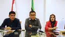 Anggota Majelis Islah PPP, Fernita Darwis (kanan) menunjukkan SK pembentukan Majelis Islah di Jakarta, Rabu (2/3/2016). PPP kubu Djan Faridz meminta kubu Romahurmuziy bergabung dalam Majelis Islah yang telah dibentuk. (Liputan6.com/Helmi Fithriansyah)
