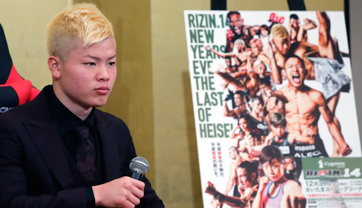 Kickboxer Jepang Tenshin Nasukawa mendengarkan pertanyaan awak media saat konferensi pers di Tokyo (29/12). Nasukawa akan melawan Floyd Mayweather Jr dalam pertandingan eksibisi tiga putaran di Jepang pada Malam Tahun Baru. (AP Photo/Eugene Hoshiko)