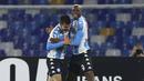 Striker Napoli, Victor Osimhen (kanan) merayakan gol kelima Napoli yang dicetaknya ke gawang Lazio dalam laga lanjutan Liga Italia 2020/2021 pekan ke-32 di Diego Armando Maradona Stadium, Naples, Kamis (22/4/2021). Napoli menang 5-2 atas Lazio. (Lapresse via AP/Alessandro Garofalo)
