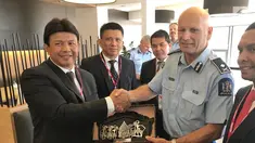 Kabareskrim Komjen Ari Dono Sukamto bertukar cendera mata dengan Wakil Kepala Kepolisan Selandia Baru Mark Clement di Markas Kepolisian Selandia Baru, Wellington, Rabu (6/12). Pertemuan untuk mengatasi masalah penyelundupan manusia. (Dok Polri)