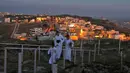 Kaum Samaritan berjalan menuju puncak Gunung Gerizim untuk melakukan doa dalam perayaan hari Sukkot di Israel (4/10). Gunung Gerizim merupakan tempat pusat ibadah kaum Samaritan, dan daerah yang dianggap paling suci. (AFP Photo/Jaafar Ashtiyeh)