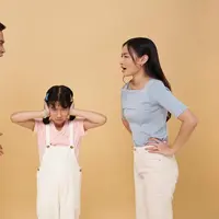 Seorang anak perempuan sedang menutup telinga di tengah pertengkaran kedua orangtuanya (Foto Dok: Freepik/our-team).