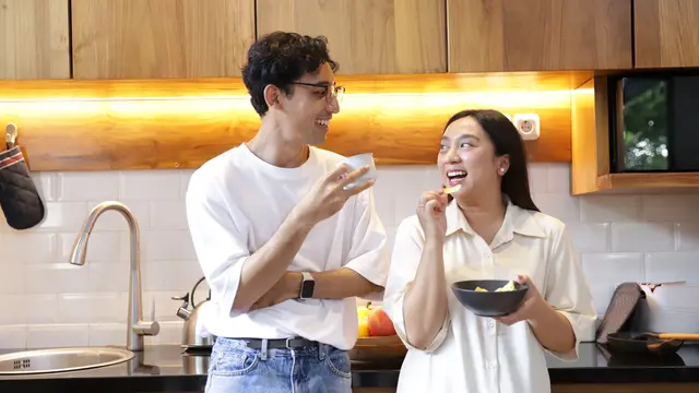 couple desember tersenyum bersama