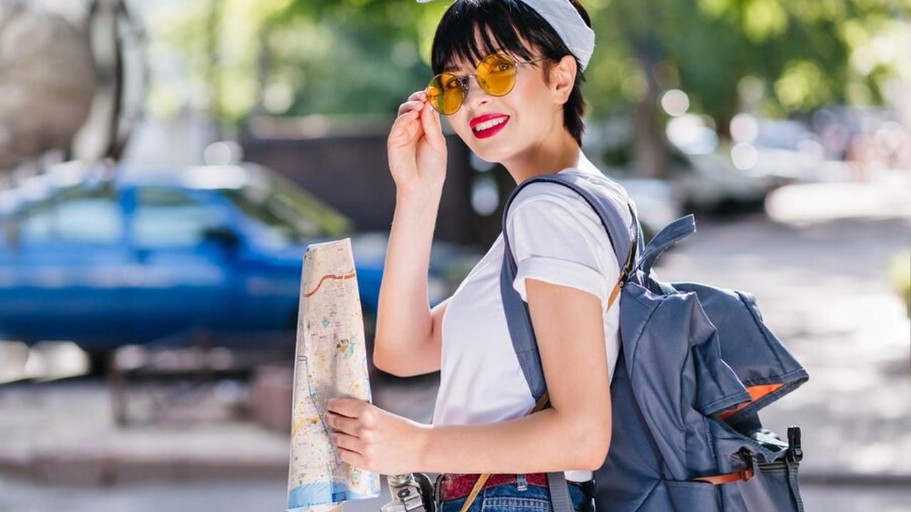 Ilustrasi Travelling Bawa Tas Kecil