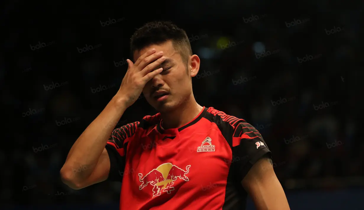  Lin Dan terpaksa angkat koper usai kalah dari pemain Indonesia Jonatan Christie 21-12,21-12 pada laga Indonesia Open 2016 di Istrora Senayan, Jakarta, Kamis (2/6/2016). (Bola.com/Nicklas Hanoatubun)