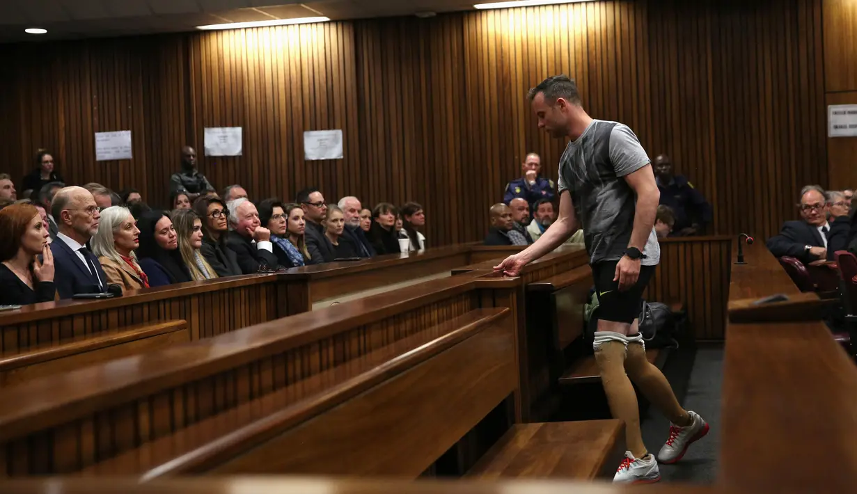 Atlet lari difabel Afrika Selatan, Oscar Pistorius saat menjalani sidang ketiga kasus pembunuhan di Pretoria , Afrika Selatan 15 Juni 2016. Pada 2013, Oscar Pistorius melakukan pembunuhan kepada pacarnya. (REUTERS / Alon Skuy)