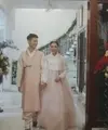 Sang Ho sendiri akhirnya mengunggah prosesi lamaran hingga siraman di channel Youtube-nya. Keduanya tampak memesona dalam balutan hanbok bernuansa merah muda. [Foto: youtube.com/sanghoya/]