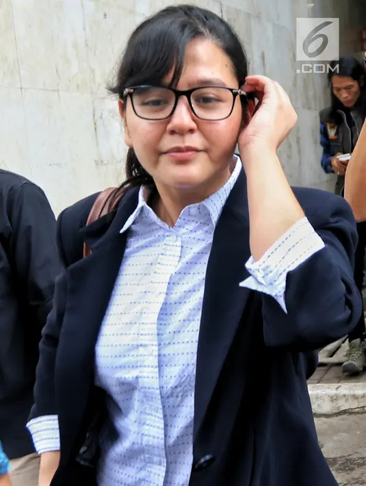 Sekjen PSSI Ratu Tisha usai menemani Plt Ketum PSSI, Joko Driyono memenuhi panggilan Satgas Anti-Mafia Bola di Polda Metro Jaya, Kamis (24/1). Ratu Tisha menyatakan kehadiran Joko adalah komitmen PSSI memberantas mafia sepakbola (Liputan6.com/Johan Tallo)