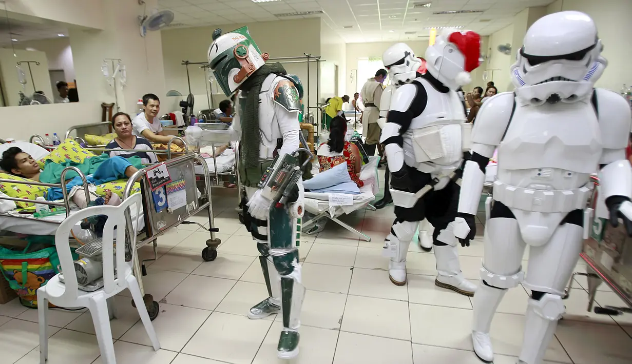  Sejumlah orang berpakaian karakter Star Wars disalah satu rumah sakit yang berada di Manila, Filipina, (6/12). Mereka menghibur para pasien yang ada dirumah sakit tersebut. (REUTERS/Romeo Ranoco)