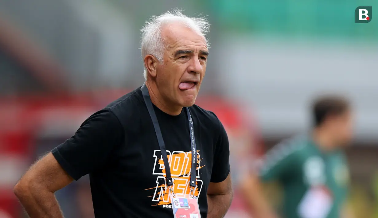 Mario Gomez menjadi pelatih pertama yang gugur ketika BRI Liga 1 2021/2022 baru berjalan dua pekan. Ia resmi mengundurkan diri dari Borneo FC pada Kamis (16/9/2021) malam WIB. Faktor selisih paham dengan manajemen klub diduga menjadi pemicunya. (Bola.com/M Iqbal Ichsan)