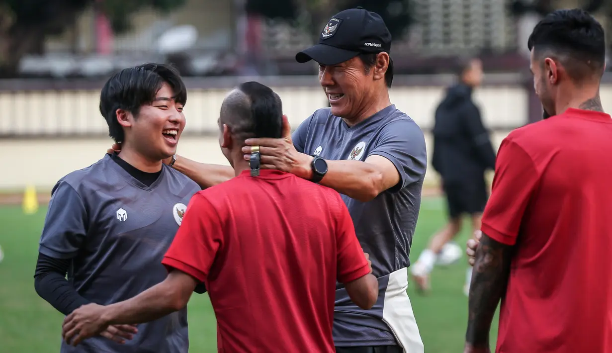 Pelatih Kepala Timnas Indonesia, Shin Tae-yong (kanan kedua) bercanda dengan pemainnya, Riko Simanjuntak dan penerjemahnya, Jeong Seok-seo saat latihan perdana Timnas Indonesia yang berlangsung di Stadion PTIK, Jakarta, Senin (20/03/2023) sore WIB. Skuad Garuda rencananya akan melakoni laga FIFA Match Day melawan Burundi pada 25 dan 28 Maret 2023 di Stadion Patriot Candrabhaga, Bekasi. (Bola.com/Bagaskara Lazuardi)