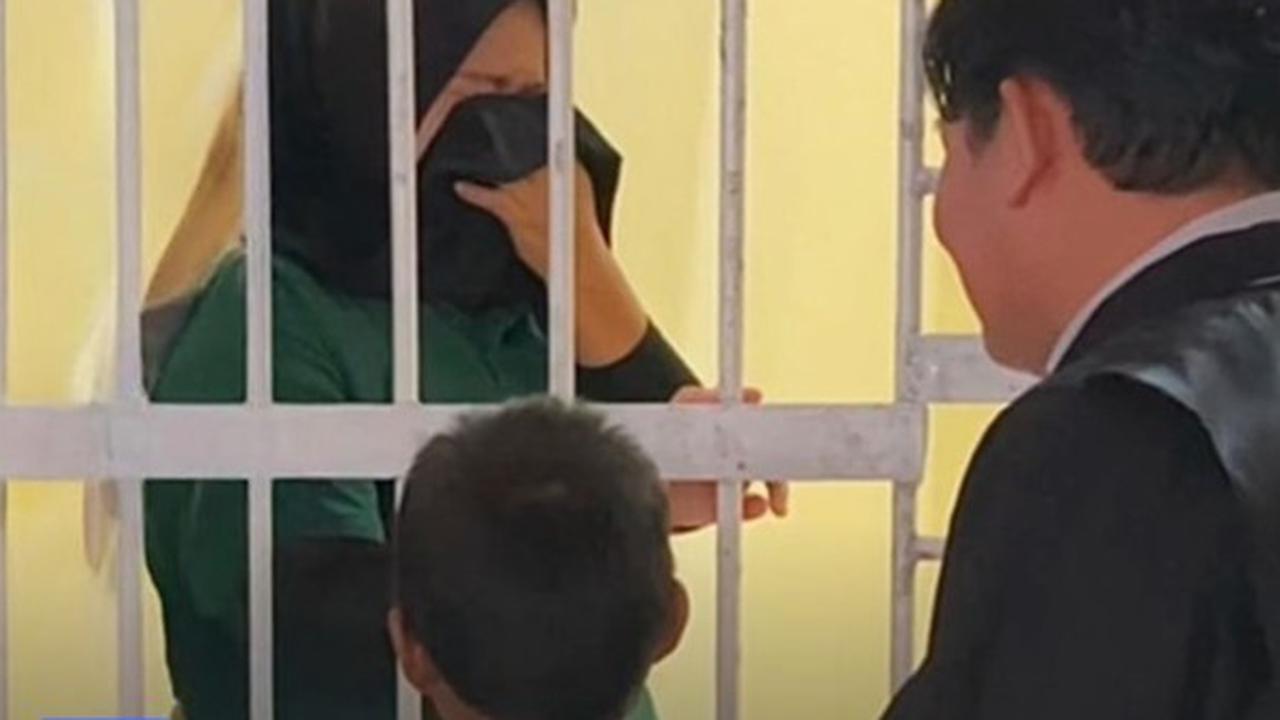 Mengiris Hati, Ibu Dibui Usai Siram Air Keras ke Pria yang Mengintipnya, 2 Anaknya Nangis Mau Ikut ke Penjara