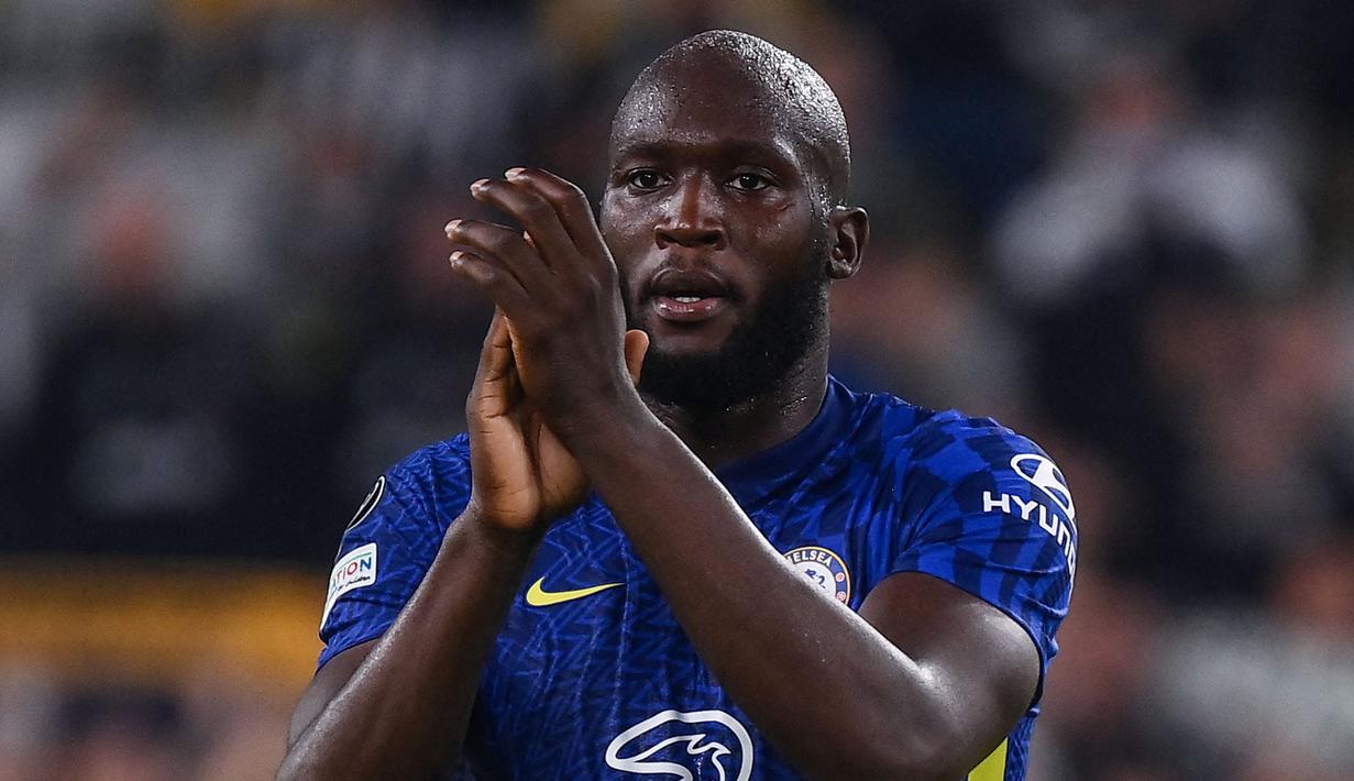 <p>Romelu Lukaku meninggalkan Inter Milan dan kembali ke Chelsea pada awal musim 2021/2022. The Blues merekrut Lukaku dengan biaya yang mencapai 115 juta euro. Namun, kembalinya Lukaku ke Stamford Bridge tidak berjalan sesuai rencana. Penyerang asal Belgia tersebut mengalami kesulitan di bawah asuhan Thomas Tuchel. Lukaku tidak betah di Chelsea dan akhirnya kembali ke Inter pada musim panas ini. Lukaku balik ke Giuseppe Meazza dengan status pinjaman selama semusim ke depan. (AFP/Marco Bertorello)</p>