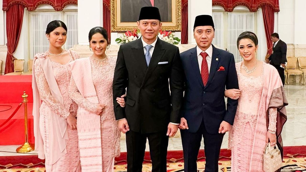 Cantiknya Annisa Pohan & Aliya Rajasa Berkebaya Kembar