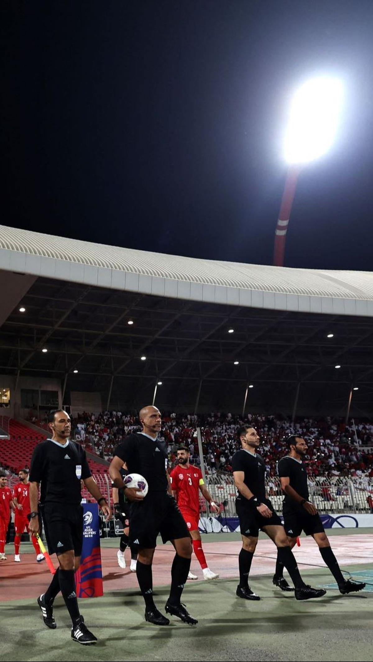 Di penghujung babak kedua, wasit Ahmed Al-Kaf dari Oman hanya memberikan tambahan waktu hanya 6 menit. Namun, dia tak kunjung meniup peluit panjang sampai akhirnya Bahrain mencetak gol penyama kedudukan pada menit ke-99. Foto: REUTERS/Hamad I Mohammed