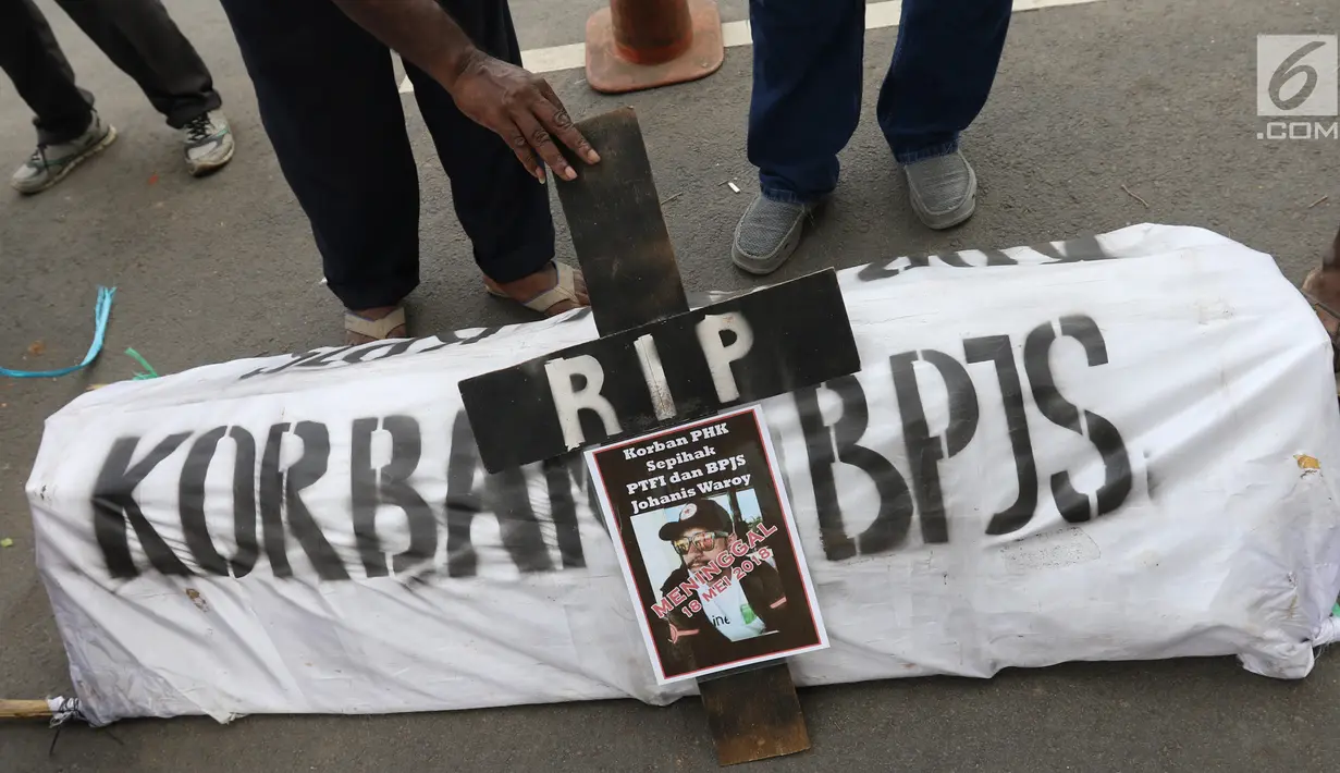 Massa membawa keranda dalam unjuk rasa di depan Kedubes AS, Jakarta, Kamis (27/12). Mereka menuntut Dubes AS Joseph R. Donovan Jr untuk bertanggungjawab atas dugaan pelanggaran HAM yang dilakukan oleh PT Freeport Indonesia. (Liputan6.com/Angga Yuniar)
