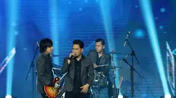 Penampilan grup band Armada saat konser Pesta Perak 25 Indosiar di Jakarta, Minggu (12/1/2020). Konser Pesta Perak 25 Indosiar menghadirkan deretan musisi kenamaan Tanah Air. (Liputan6.com/Herman Zakharia)