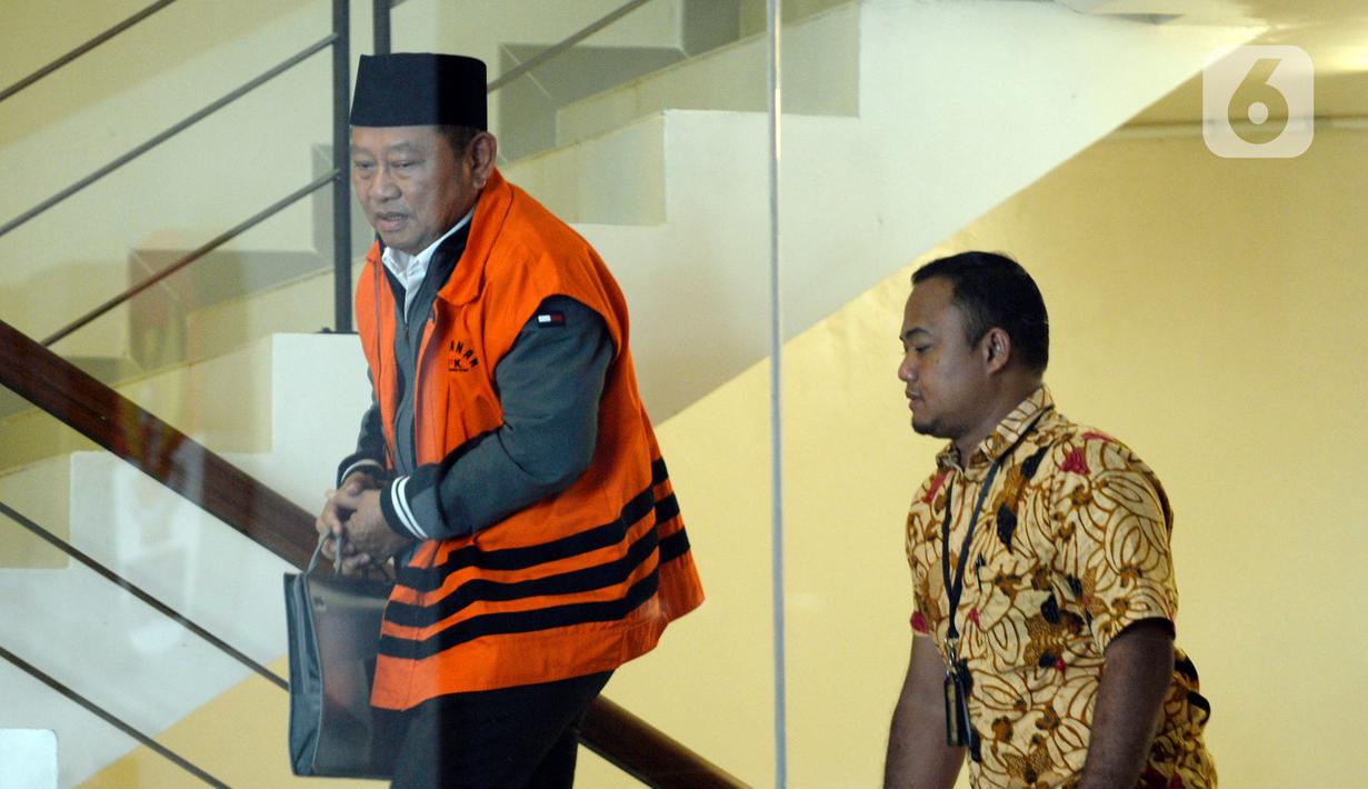 Bupati nonaktif Sidoarjo Saiful Ilah (kiri) menaiki tangga menuju ruang pemeriksaan di Gedung KPK, Jakarta, Jumat (6/3/2020). Saiful Ilah diperiksa sebagai tersangka untuk melengkapi berkas terkait dugaan menerima suap proyek infrastruktur di Dinas PUPR Kabupaten Sidoarjo. (merdeka.com/Dwi Narwoko)