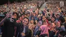 Aktor Dude Harlino berswafoto dengan peserta EGTC 2018 di Universitas Kristen Petra Surabaya, Jawa Timur, Rabu (14/11). EGTC 2018 ini diadakan di Universitas Kristen Petra Surabaya pada 13-15 Oktober 2018. (Liputan6.com/Faizal Fanani)