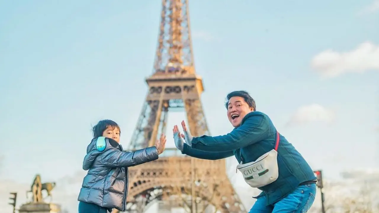 Potret Kedekatan Merry dan Rafathar, Bak Ayah Anak