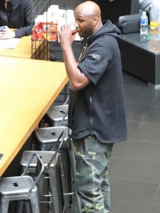 Seperti yang dilansir oleh Aceshowbiz, Lamar menenggak minuman keras berjenis Cognac. (viaaceshowbiz/Bintang.com)