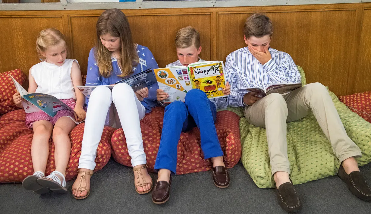 (Ki-ka) Putri Eleonore, putri mahkota Elisabeth, Pangeran Emmanuel dan Pangeran Gabriel membaca komik saat berkunjung ke Pusat Komik Belgia di Brussels, Belgia, (19/7). (REUTERS/Laurie Dieffembacq/Pool)