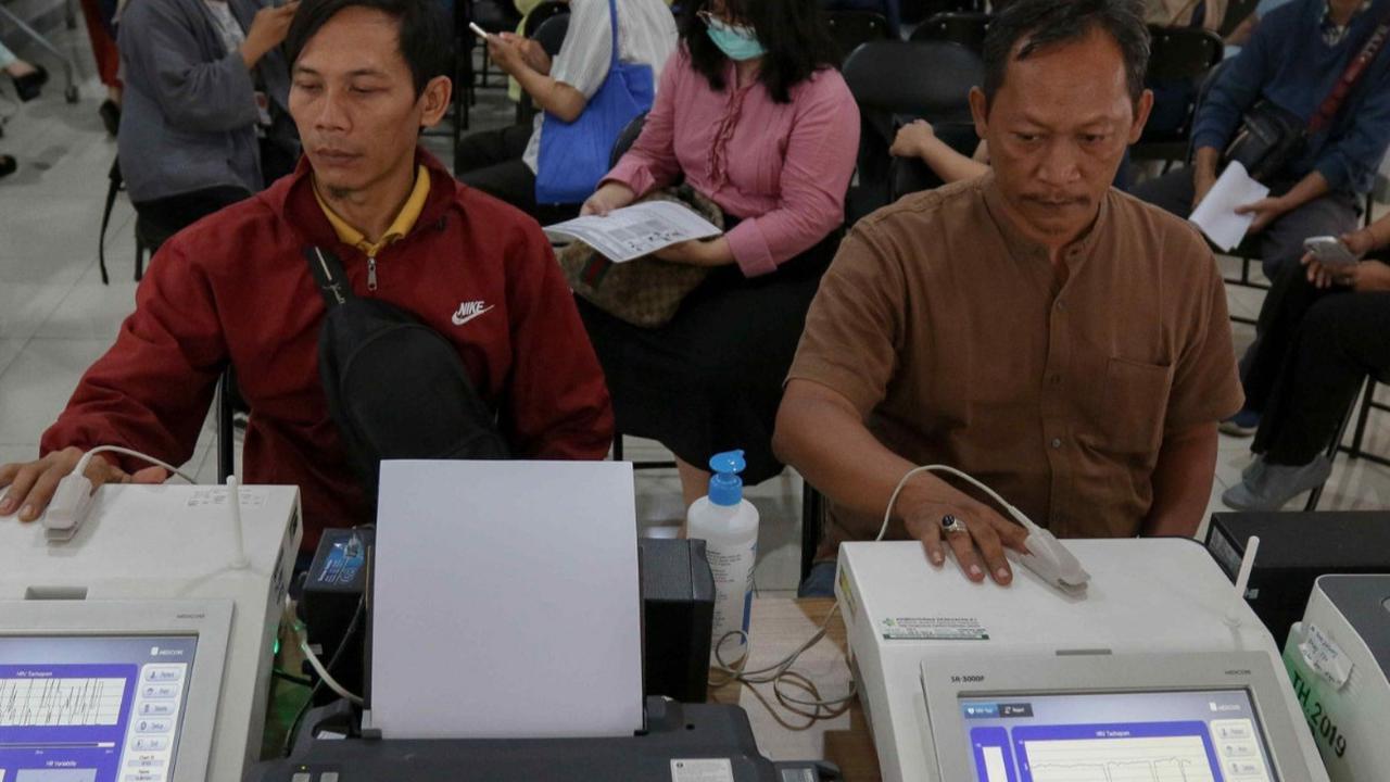 Warga menjalani tes heart rate variability (HRV) untuk mengetahui kondisi kesehatan mental di RSUD Tamansari, Jakarta Barat, Selasa (20/2/2024). Foto: Liputan6.com / Herman Zakharia