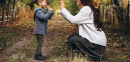 Menjadi orang tua adalah perjalanan panjang yang penuh cinta, niat baik, dan usaha terbaik. Setiap ibu dan ayah tentu ingin memberikan yang terbaik untuk anak, mulai dari perlindungan, pendidikan, hingga dukungan emosional. (foto/dok: freepik/senivpetro)