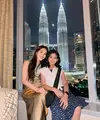 Berlibur ke luar negeri menjadi agenda rutin Ayu Ting Ting dan Bilqis. Saat ini keduanya tengah berada di Malaysia menikmati waktu libur pasca Lebaran. [Foto: Instagram/ayutingting92]