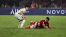 Bek Timnas Indonesia U-23, Alfharezzi Buffon jatuh bangun mempertahankan bola dari gelandang Timnas Thailand U-23, Seksan Ratree dalam laga semifinal Piala AFF U-23 2025 di Stadion Utama Gelora Bung Karno, Jakarta, Jumat (25/7/2025). (Bola.com/Abdul Aziz).