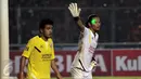 Sinar laser menyinari wajah kiper Semen Padang, Jandia Eka P saat laga melawan Persija di Torabika Soccer Championship presented by IM3 Ooredoo di Stadion GBK, Jakarta, Minggu (8/5/2016). Semen Padang kalah 0-1. (Liputan6.com/Helmi Fithriansyah)